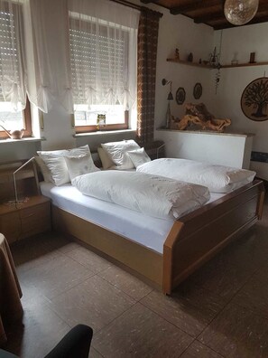 Triple Room | Desk, free WiFi, bed sheets