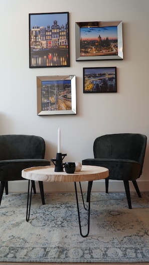 Suite | Living area | Flat-screen TV, Netflix