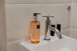 ダブルルーム | バスルームの設備 | シャワー、ヘアドライヤー、タオル、石鹸