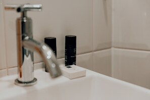 Habitación doble | Amenidades de baño | Regadera, secadora de cabello, toallas, jabón 