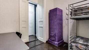 Setrika/meja setrika, Wi-Fi gratis, dan seprai linen