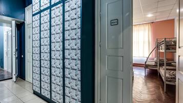 Setrika/meja setrika, Wi-Fi gratis, dan seprai linen