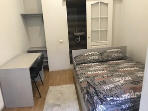 Habitación doble, baño privado | Tabla de planchar con plancha, wifi gratis, ropa de cama
