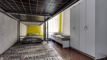 Setrika/meja setrika, Wi-Fi gratis, dan seprai linen