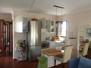 Fridge, microwave, oven, stovetop - Calergi 15: Boutique Resort 1BDR/1LVR Apt- Pool/Rooftop/Nature/Sunset/Rethymno (Ατσιπόπουλο)
