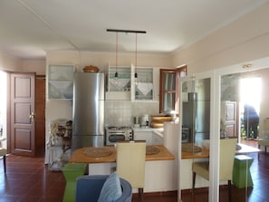 Refrigerador, microondas, horno, placa de cocina