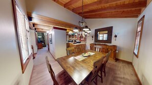 Dining - Cozy Lodge with Access to Exclusive Golf (Sunriver)