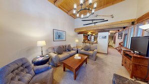 TV, fireplace - Cozy Lodge with Access to Exclusive Golf (Sunriver)