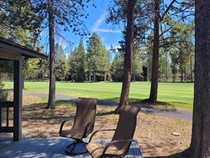Terrace/patio - Golfside Cabin with A/C, BBQ & Cozy Fireplace (Bend)