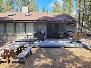 Outdoor dining - Golfside Cabin with Access to The Cove (Sunriver)