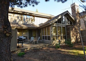 Terrace/patio - Modern Lodge with 2 King Suites, Chef’s Kitchen & Loft (Sunriver)