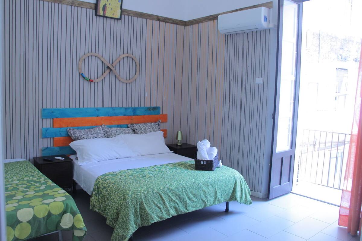 Habitación cuádruple, baño compartido (Colata di Colore) | Tabla de planchar con plancha, cunas, camas extra y wifi gratis