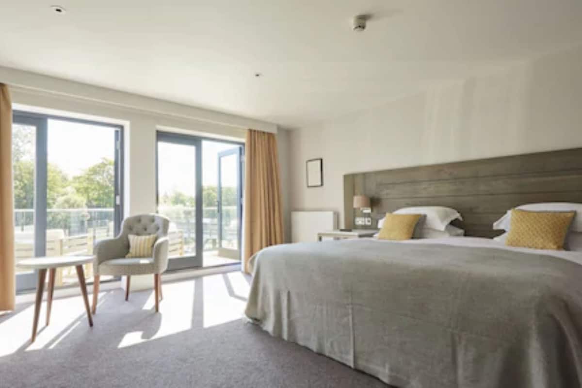 riverside suite | 1 bedroom, hypo-allergenic bedding, in-room safe, desk