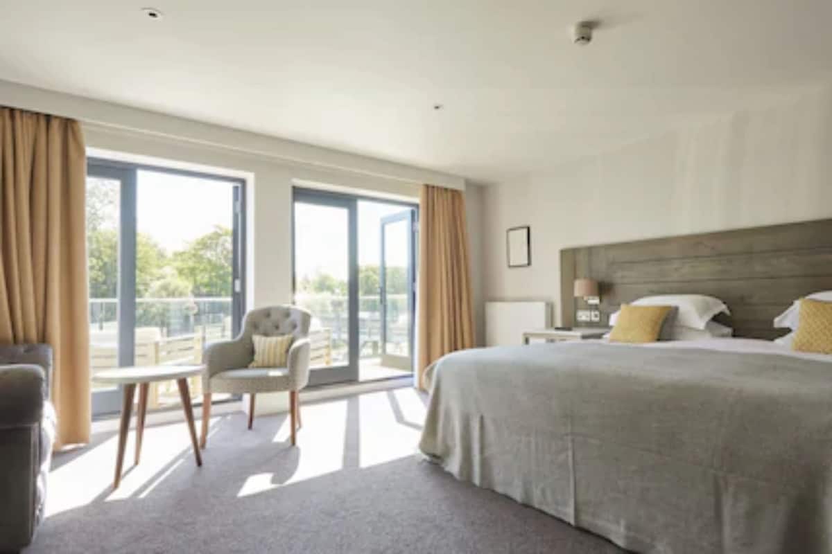 Riverside Suite | 1 bedroom, hypo-allergenic bedding, in-room safe, desk