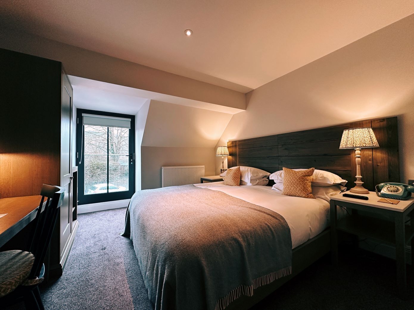 Comfort tweepersoonskamer | Hypoallergeen beddengoed, een kluis op de kamer, een bureau