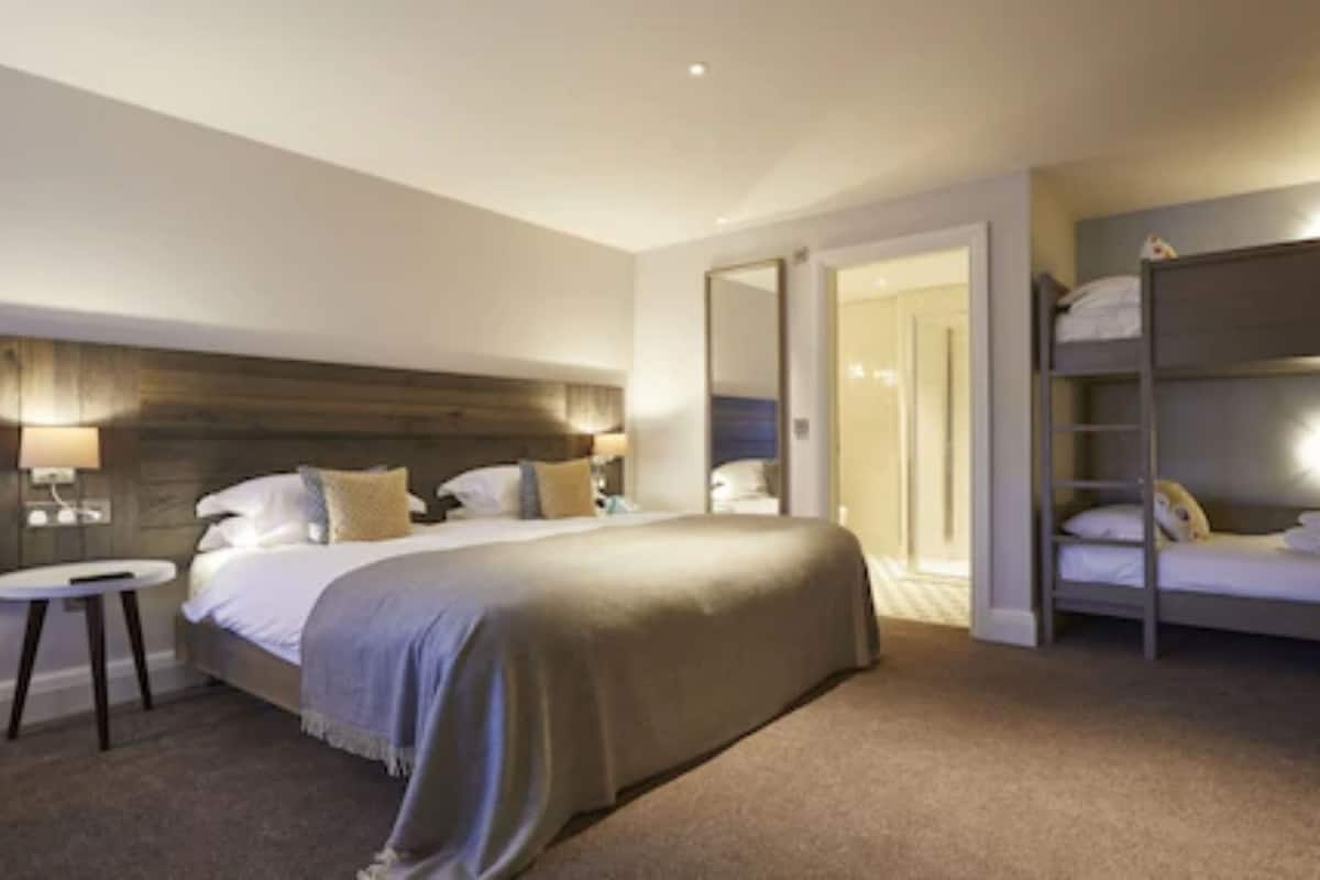 Allergiatestatut vuodevaatteet, tallelokero huoneessa, työpöytä