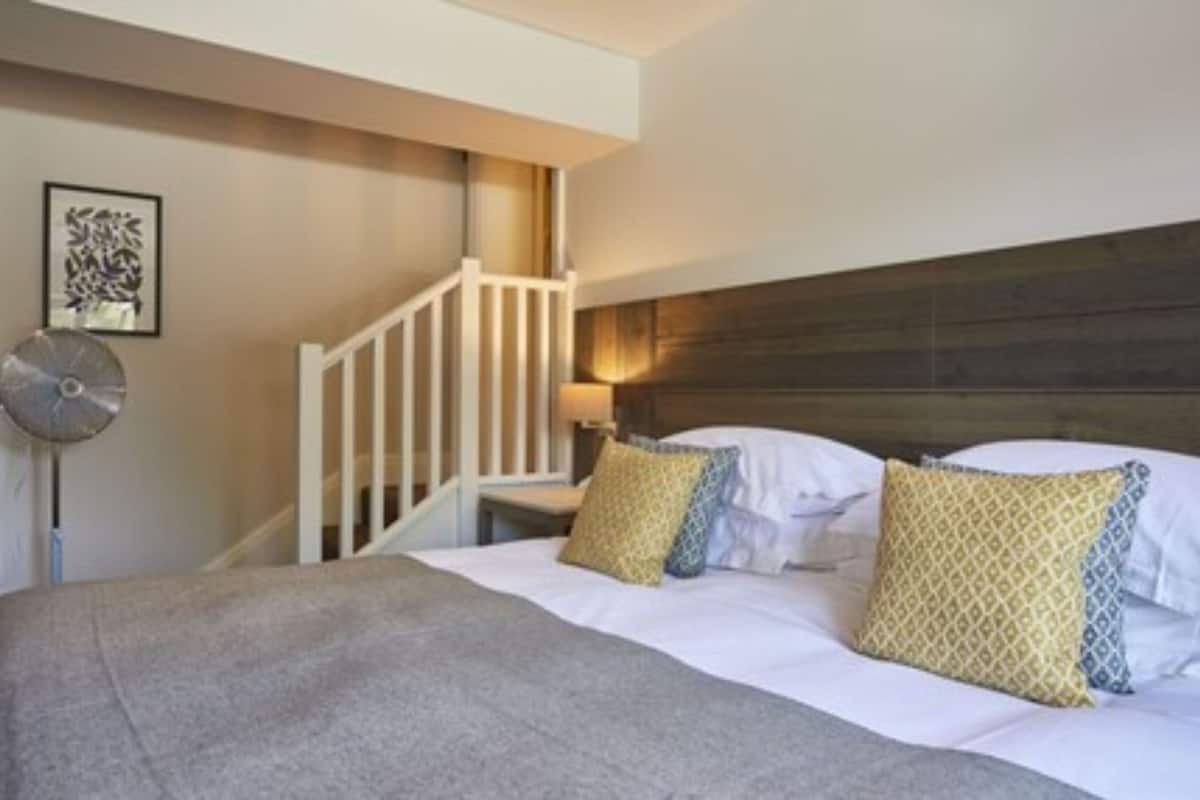 Ropa de cama hipoalergénica y caja de seguridad en la habitación