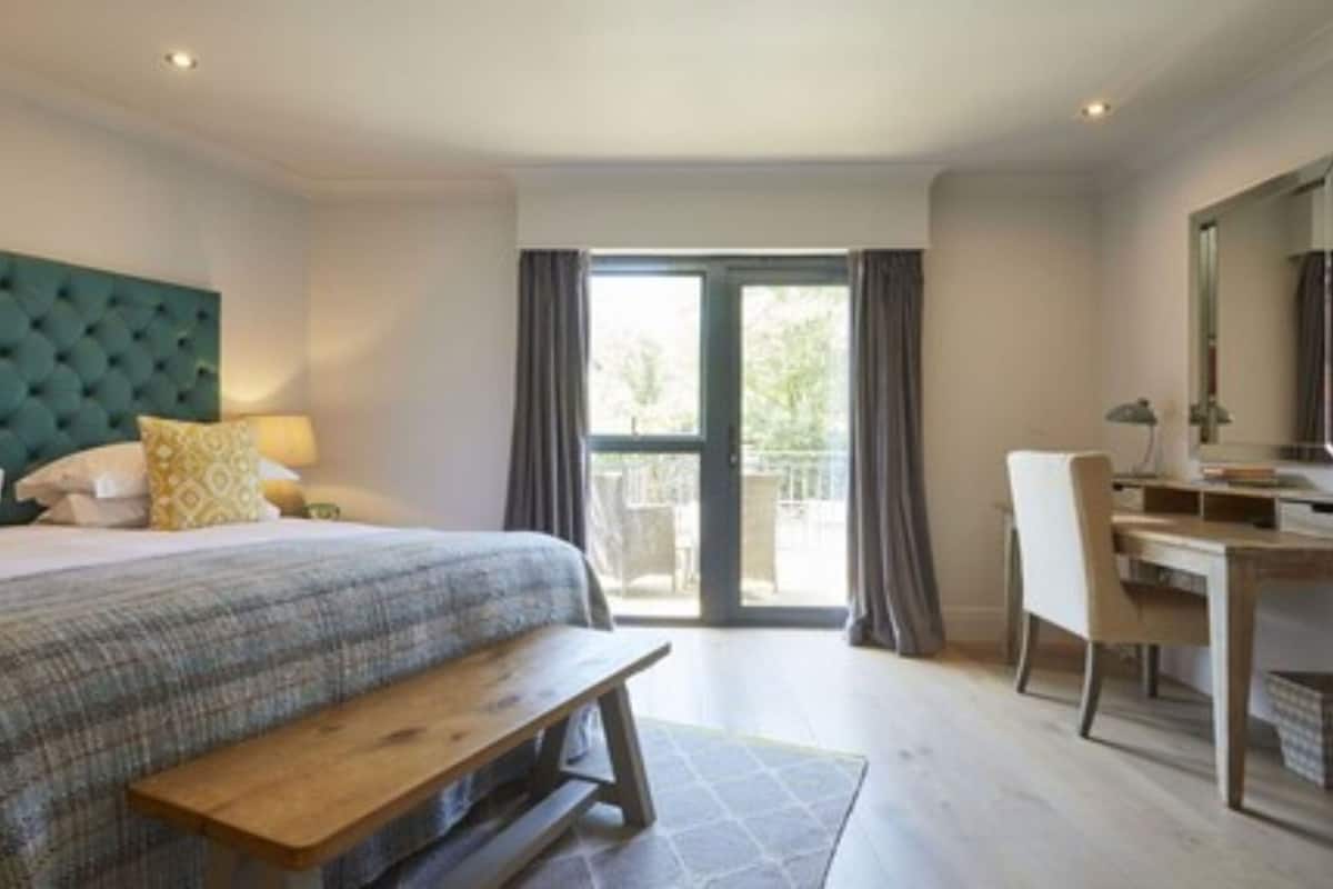 Allergiatestatut vuodevaatteet, tallelokero huoneessa, työpöytä