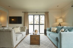 Riverside Suite | Área de estar | TV de tela plana