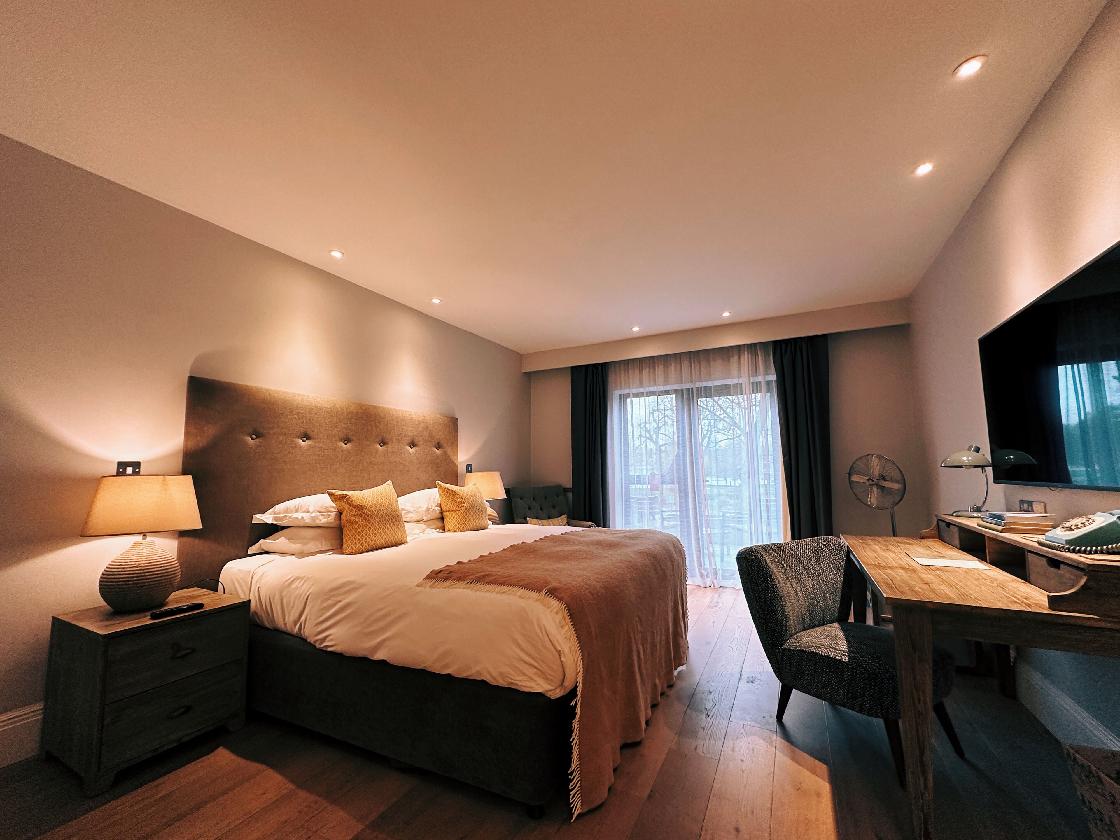 Deluxe tweepersoonskamer, 1 kingsize bed, rolstoeltoegankelijke douche, terras | Hypoallergeen beddengoed, een kluis op de kamer, een bureau