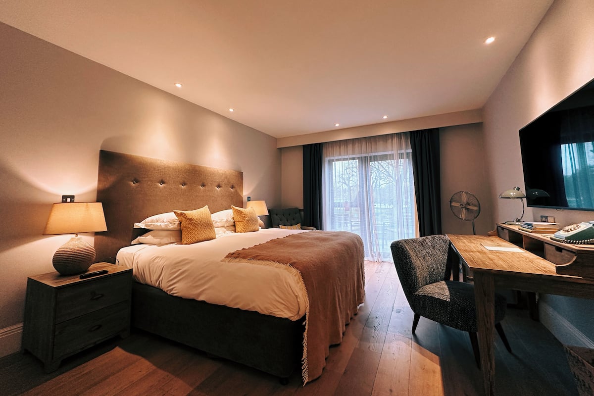 Habitación doble Deluxe, 1 cama King size, regadera para personas con discapacidad, patio | Ropa de cama hipoalergénica y caja de seguridad en la habitación