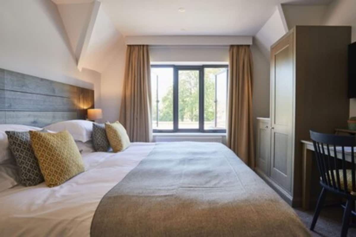 Comfy Riverside Double Room | 1 bedroom, hypo-allergenic bedding, in-room safe, desk