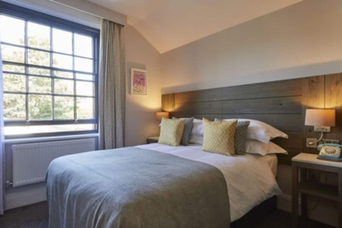 Ropa de cama hipoalergénica y caja de seguridad en la habitación