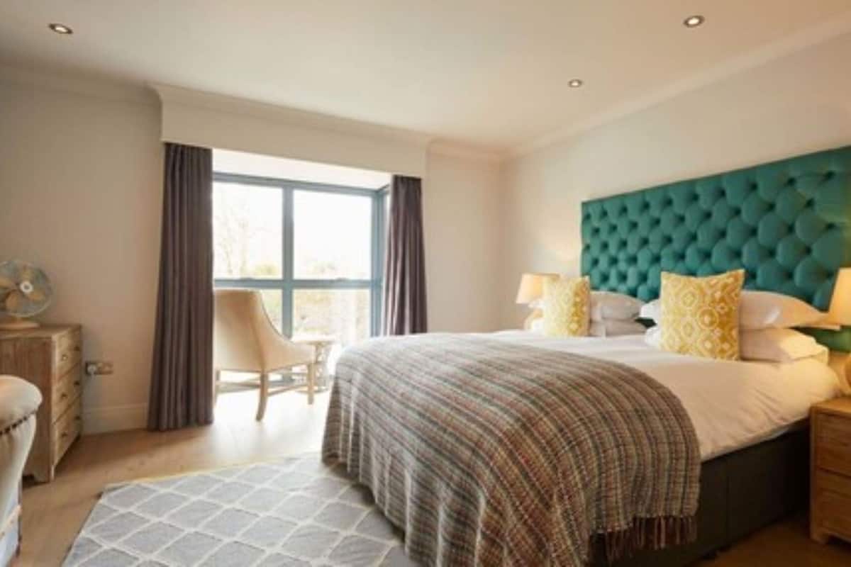 Allergiatestatut vuodevaatteet, tallelokero huoneessa, työpöytä