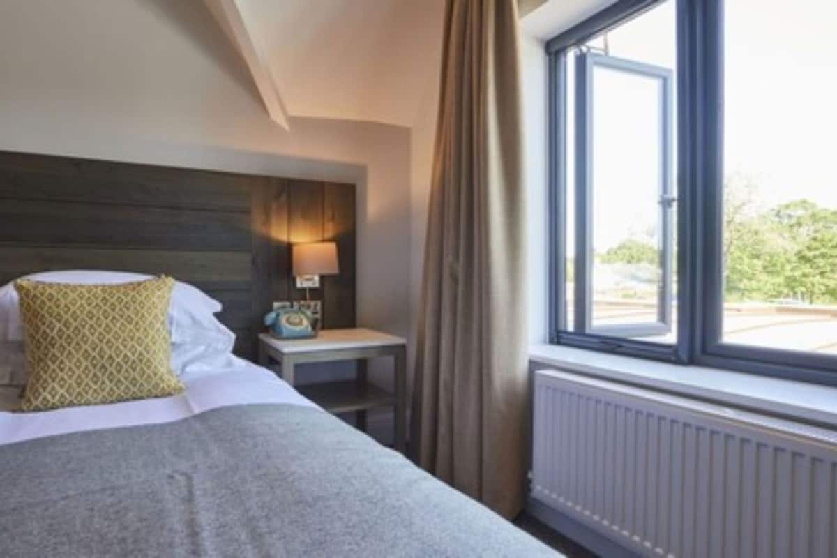 Allergiatestatut vuodevaatteet, tallelokero huoneessa, työpöytä