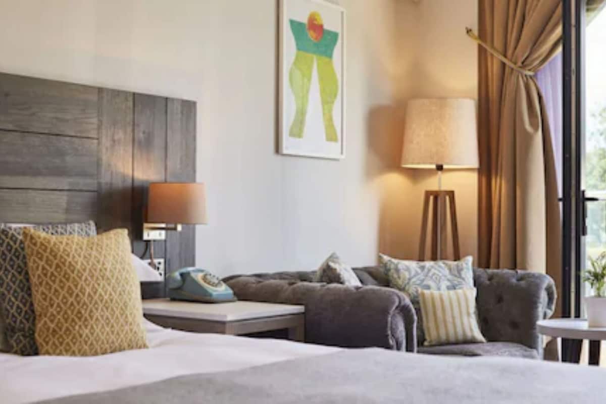 biggy riverside double room | 1 bedroom, hypo-allergenic bedding, in-room safe, desk