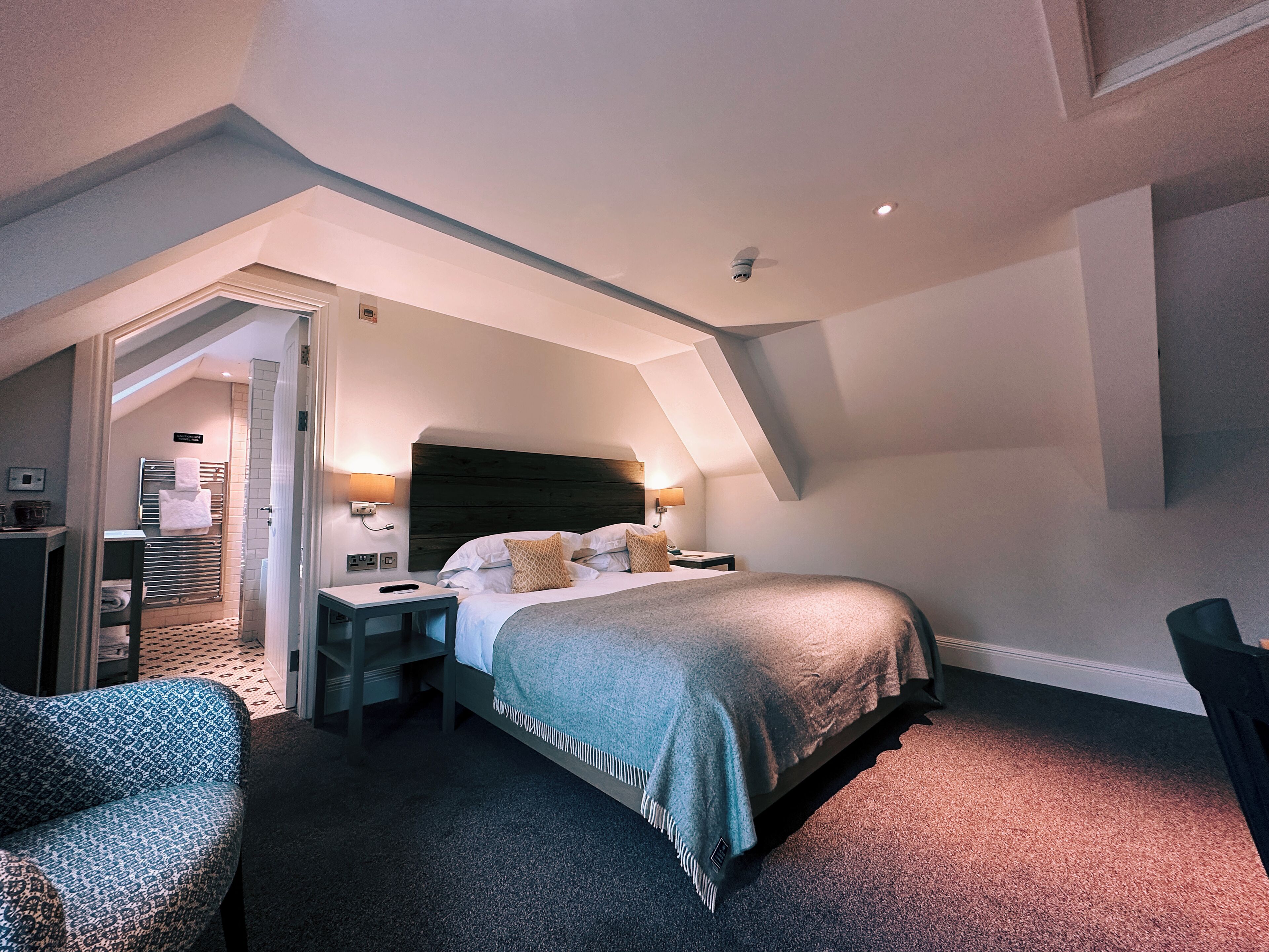 Deluxe tweepersoonskamer | Hypoallergeen beddengoed, een kluis op de kamer, een bureau