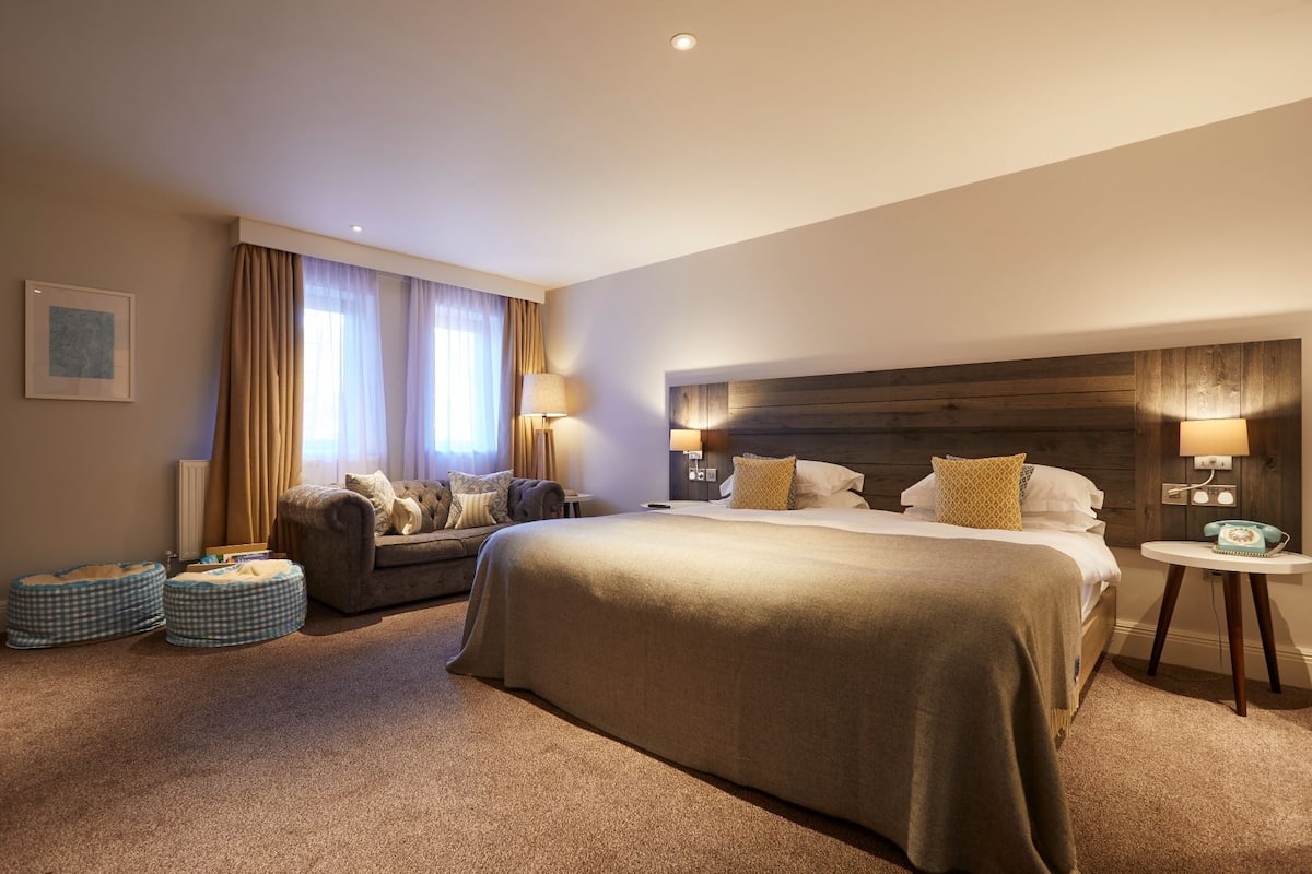 Habitación familiar | Ropa de cama hipoalergénica y caja de seguridad en la habitación