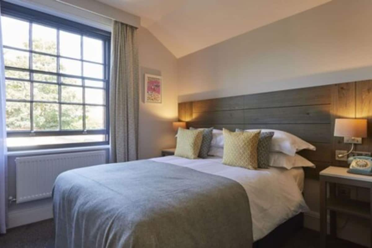 Allergiatestatut vuodevaatteet, tallelokero huoneessa, työpöytä