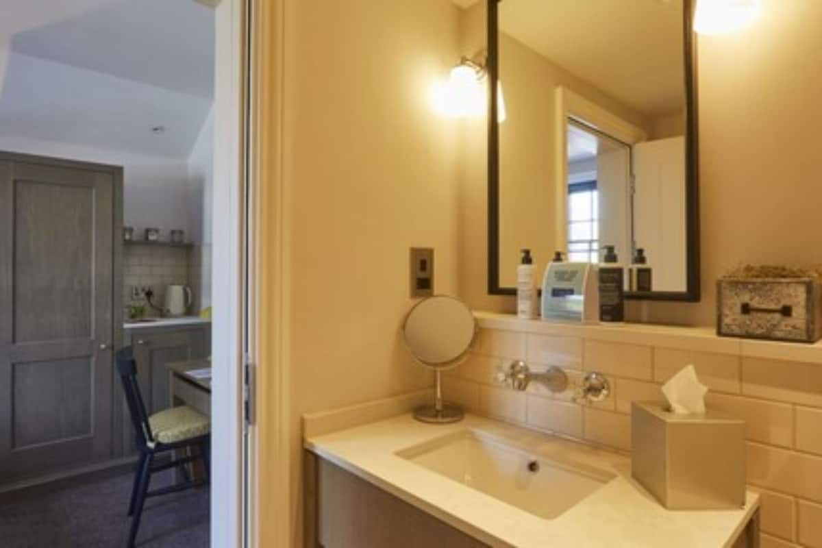 cosy double room | bathroom | hair dryer