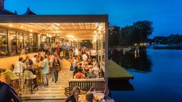 Se sirven desayunos y cocina mediterránea, con vista al jardín
