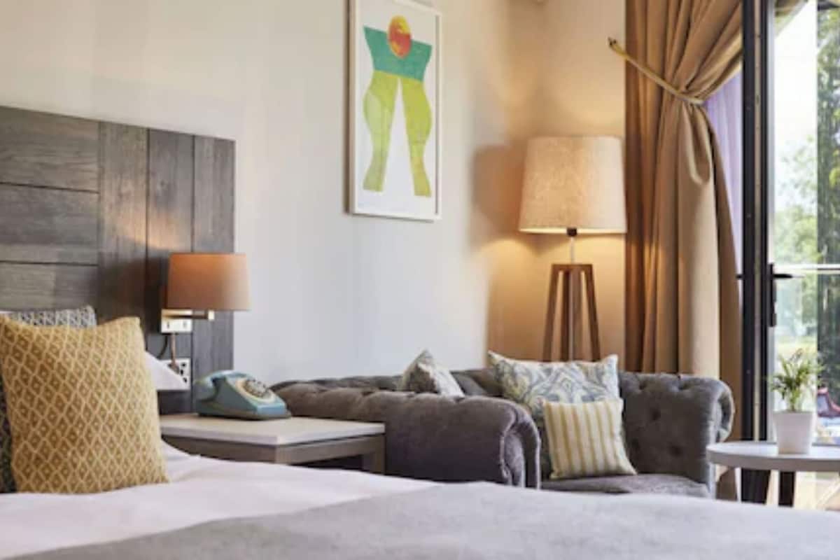 Allergiatestatut vuodevaatteet, tallelokero huoneessa, työpöytä