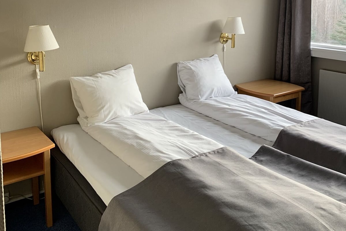 Cortinas blackout, wifi gratis y ropa de cama