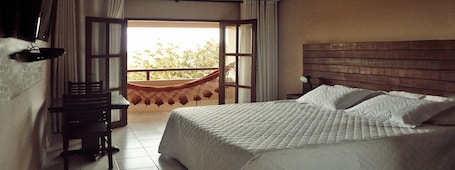 Minibar, desk, blackout curtains, rollaway beds. Pousada Calugi