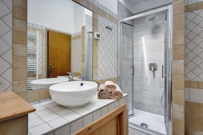 Comfort Studio, 1 Queen Bed, Kitchen, Garden Area | Bathroom | Shower, rainfall showerhead, hair dryer, towels - Mimoza Old Town Pula Apartments (Pula)