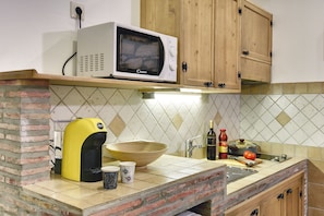 Estúdio conforto, 1 cama Queen, cozinha, no jardim | Cozinha privada | Geladeira grande, micro-ondas, cooktop, máquina de café expresso