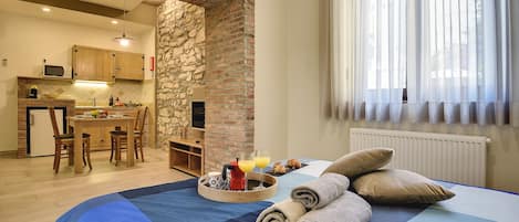 Comfort Studio, 1 Queen Bed, Kitchen, Garden Area | Down duvets, desk, laptop workspace, blackout curtains