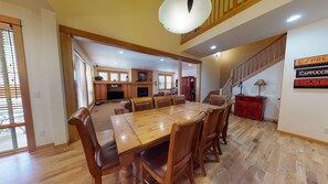 Dining - Cozy Sunriver Townhome with Access to The Cove (Sunriver)