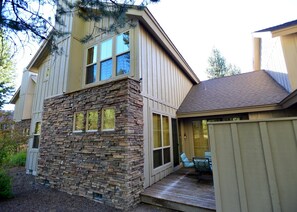 Exterior - Sunriver Townhome with A/C, BBQ & Walk to Village (Sunriver)