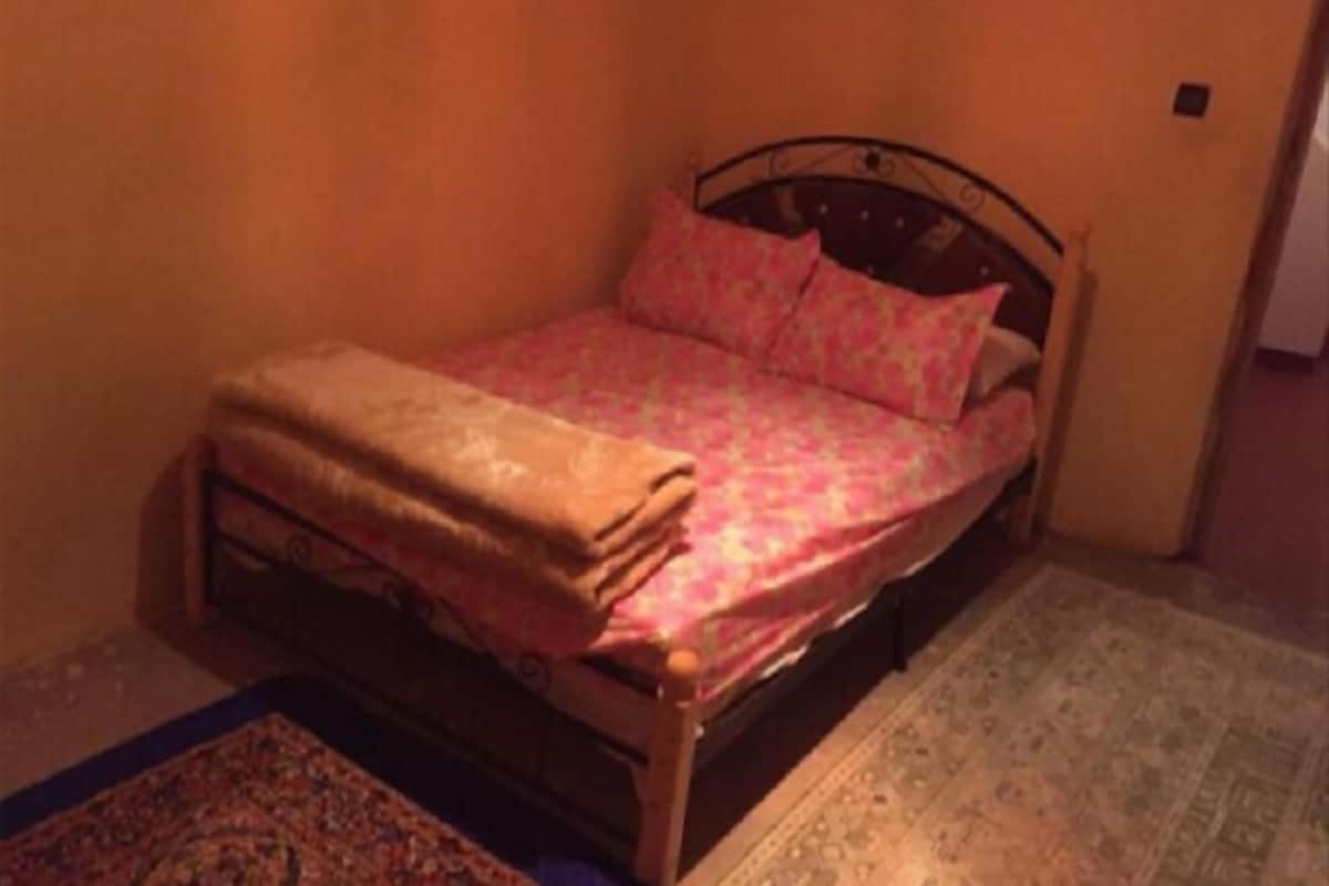Cortinas blackout, insonorización, wifi gratis y ropa de cama