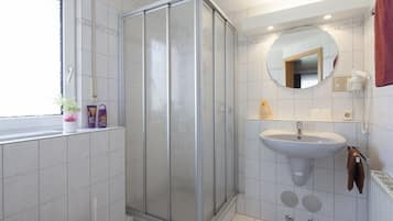 Shower, hair dryer, towels