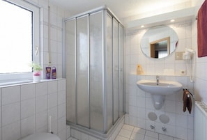 Shower, hair dryer, towels - Gasthof zur Burg (Wutach)