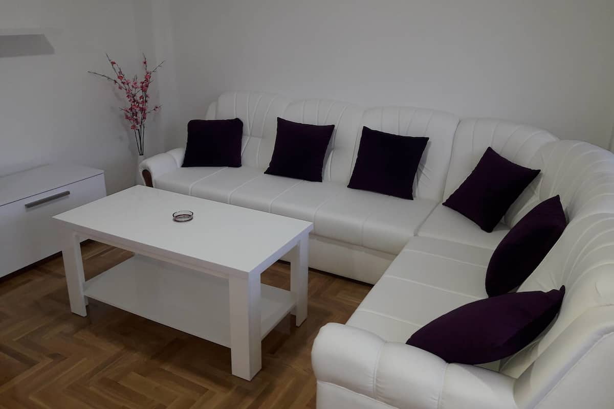 Apartamento Confort, vistas al jardín | Zona de estar | Una televisión de pantalla plana