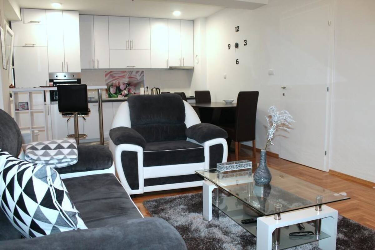 Family Apartment, Garden View | Living room | Flat-screen TV