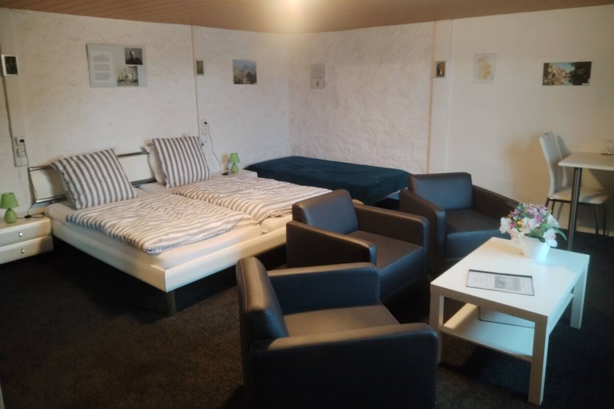 Eenvoudige driepersoonskamer, en-suite badkamer (Jura) | Kamervoorziening