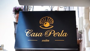 A black sign with 'Casa Perla suites' written in gold. - Casa Perla Suites (Chania)